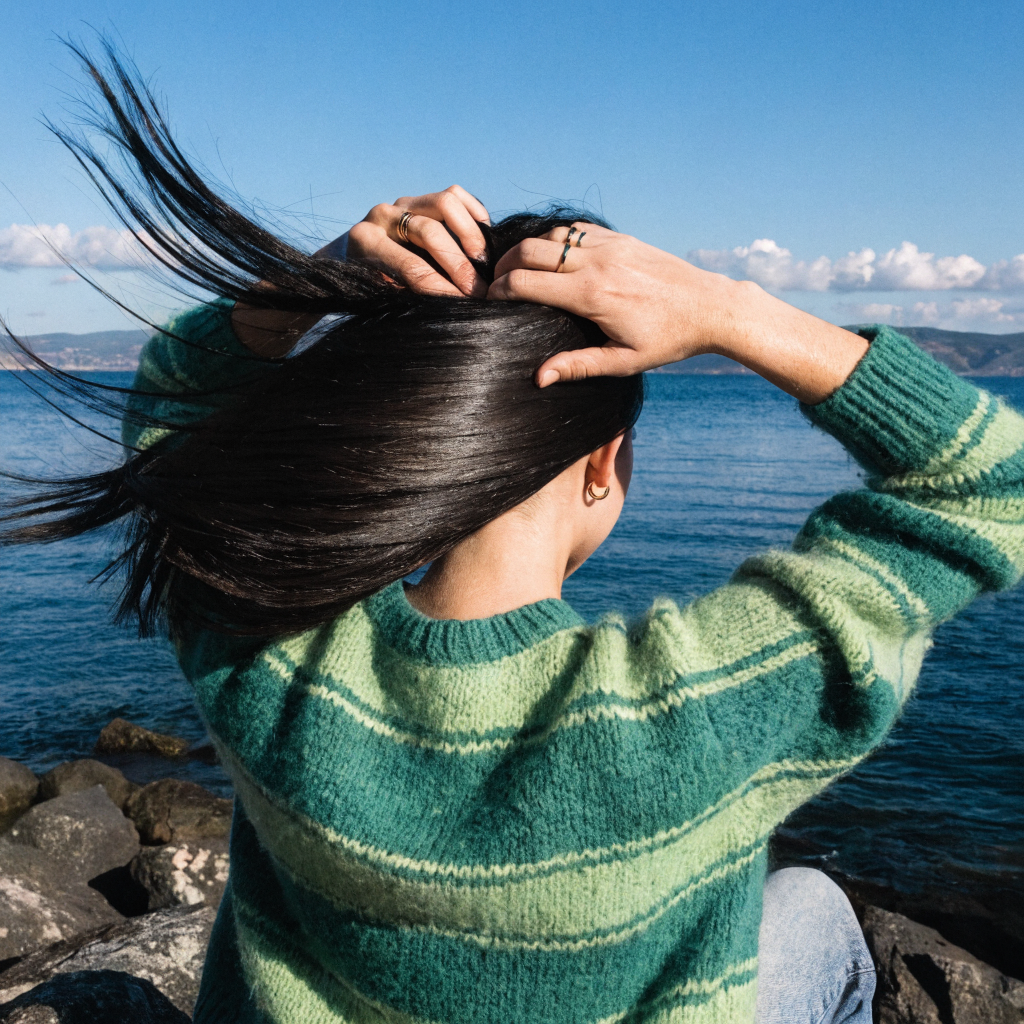 Mujer con cabello hidratado y natural